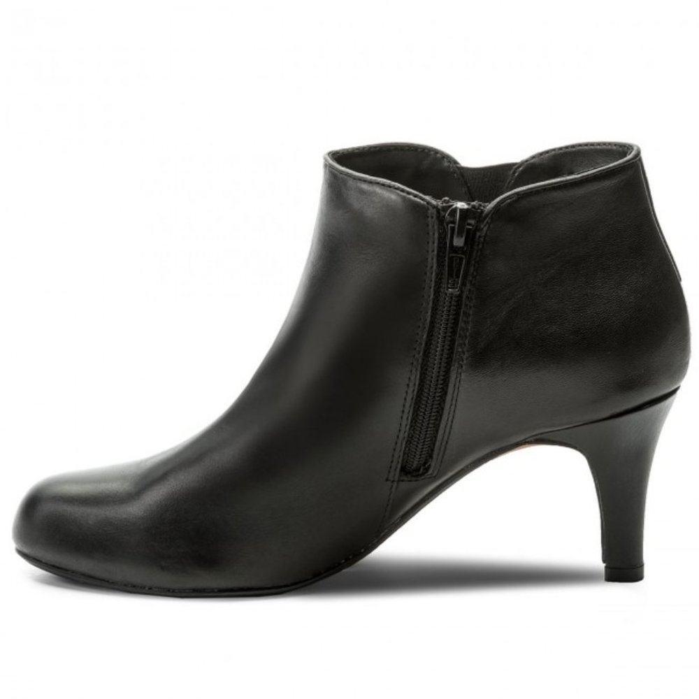 NWOT Clarks Arista Paige black leather ankle boots 8.5